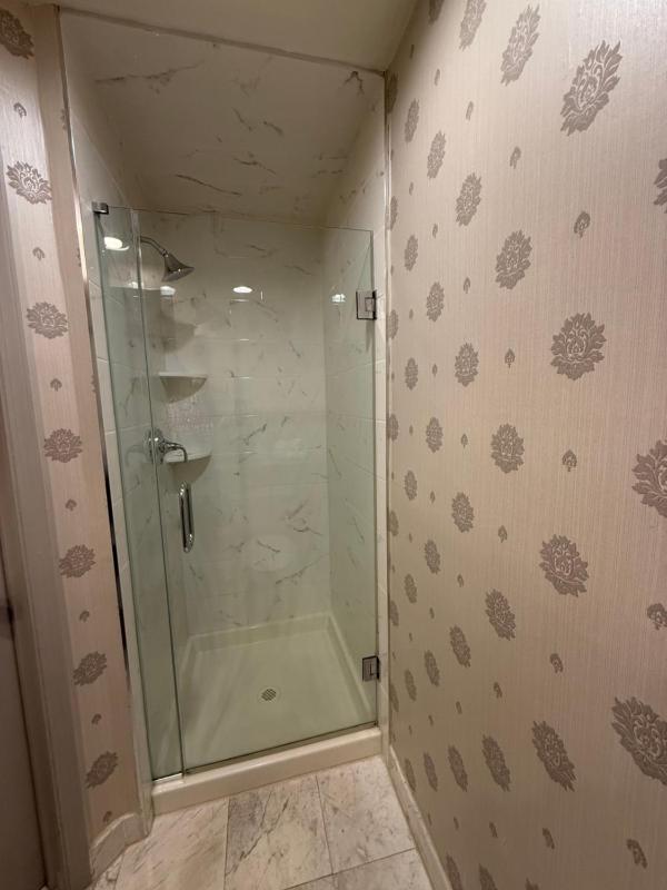 Queen Room image 2