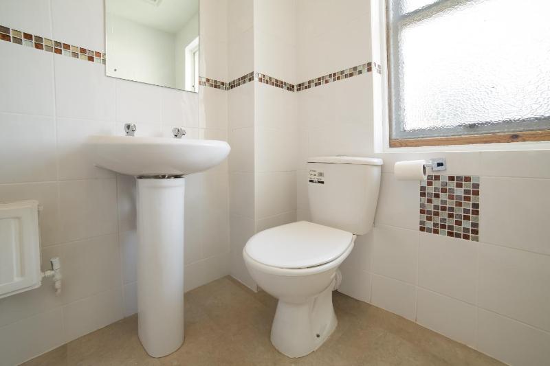 Standard Single Room with Shared Bathroom image 4