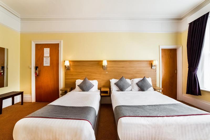 Standard Triple Room image 2