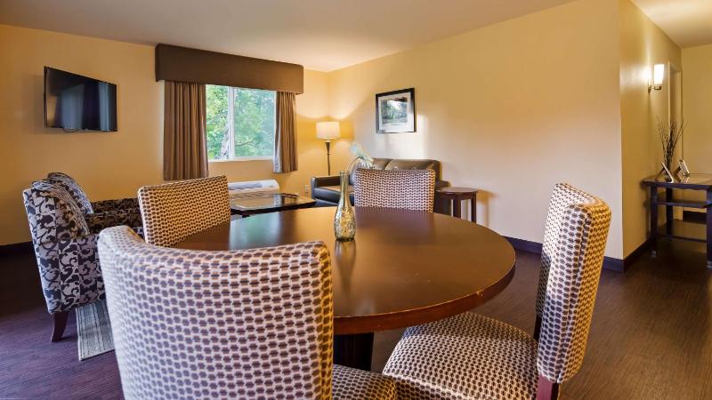 One-Bedroom King Suite with Balcony and Golf Course View image 4