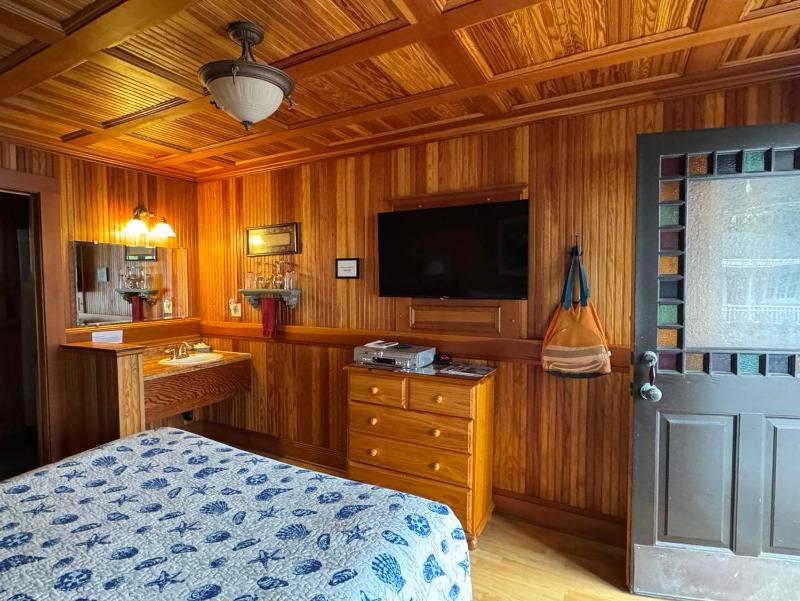 Whistling Winds Motel - image 12