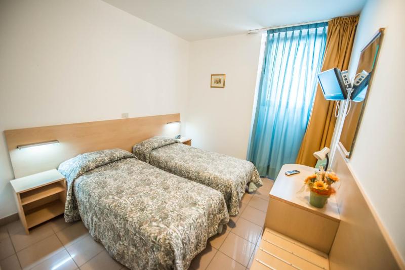Economy Double Room image 2