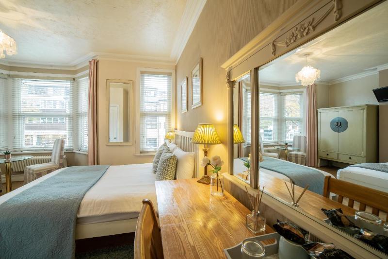 Deluxe Triple Room image 4