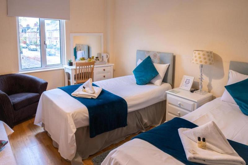 Standard Twin Room image 4