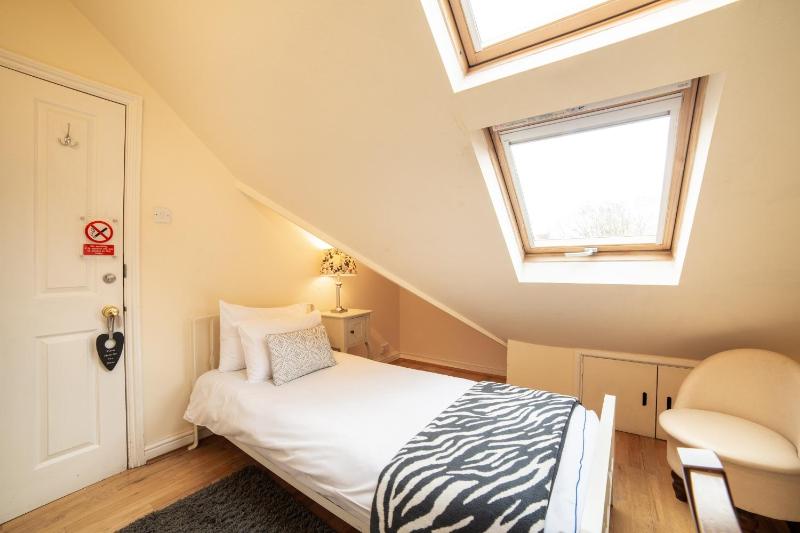 Standard Single Room with Shared Bathroom image 4