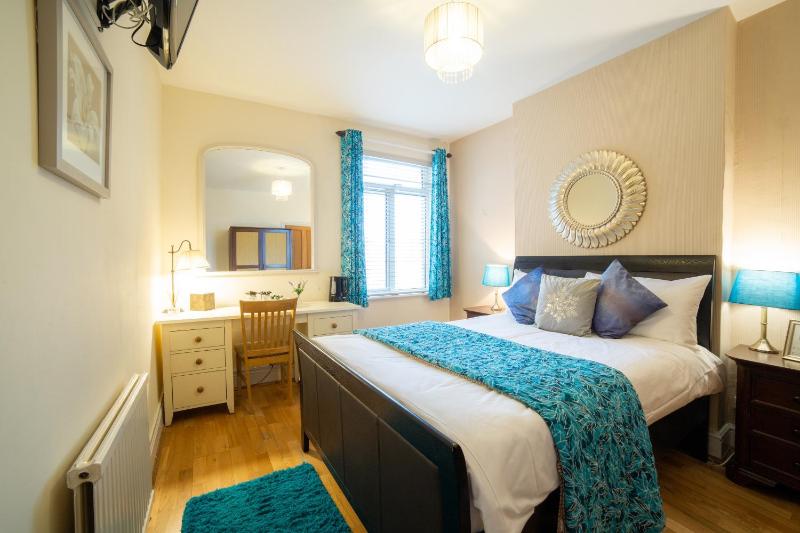 One-Bedroom Apartment image 4