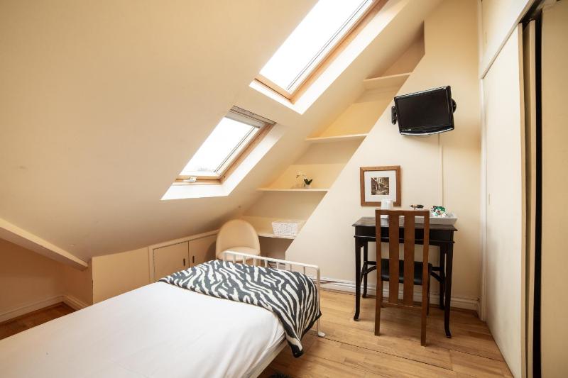 Standard Single Room with Shared Bathroom image 1