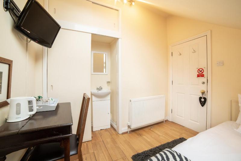 Standard Single Room with Shared Bathroom image 3