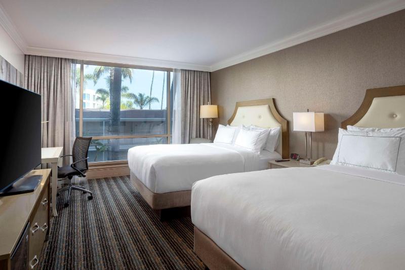 DoubleTree by Hilton San Diego Bayside - image 11