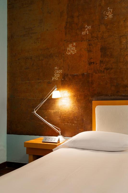 Standard Twin Room image 3