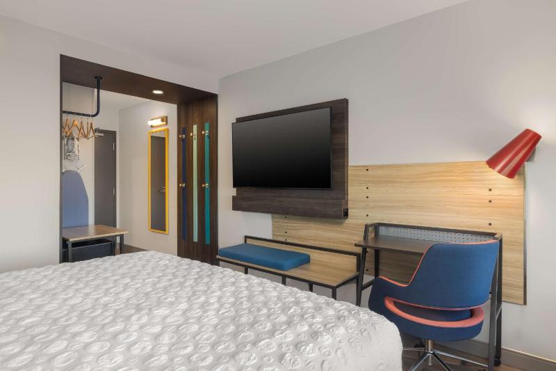 King Room with Walk-In Shower image 1