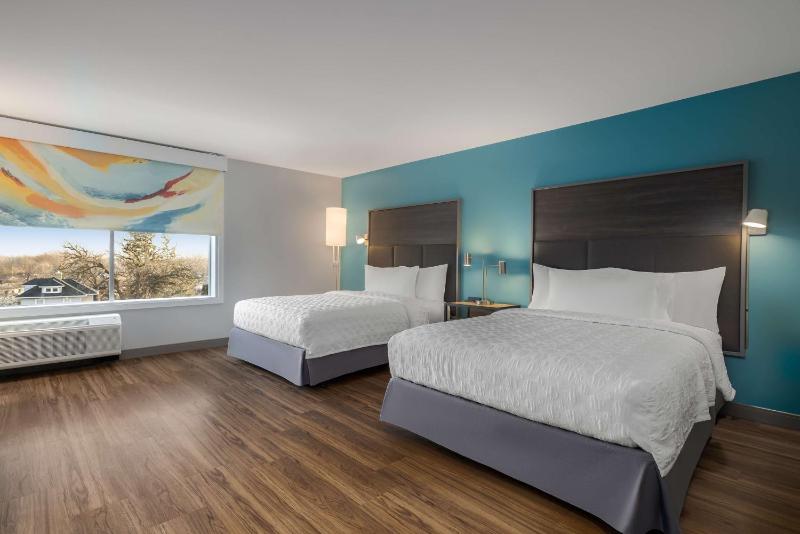 Queen Room with Two Queen Beds - Mobility Access image 1