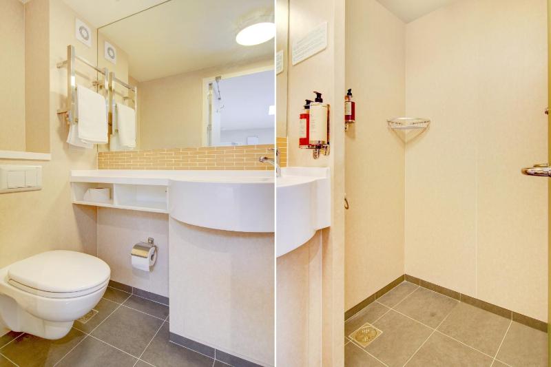 Deluxe Double Suite with Bath image 4