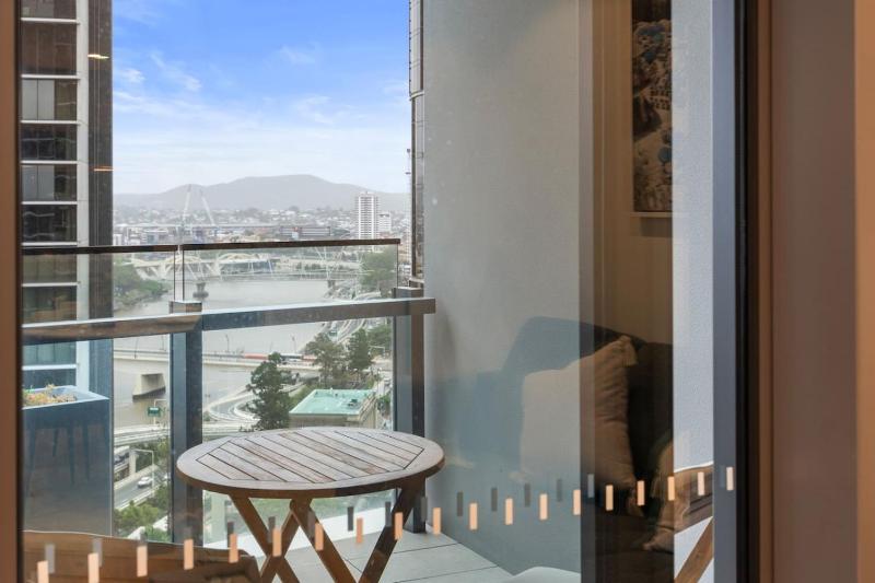 New 2BR Apt at Queens Wharf BNE - image 5