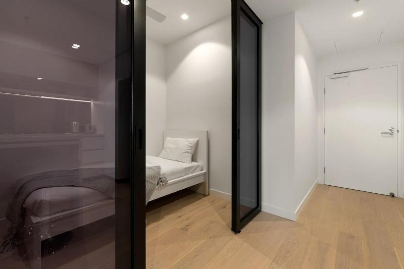 Luxurious 2BR Apt w River View - image 14