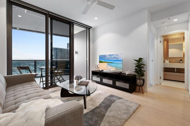 Luxurious 2BR Apt w River View - image 13
