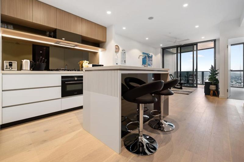 Luxurious 2BR Apt w River View - image 7