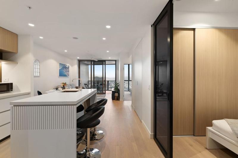 Luxurious 2BR Apt w River View - image 5
