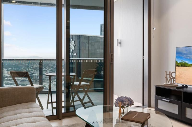 Luxurious 2BR Apt w River View - image 11