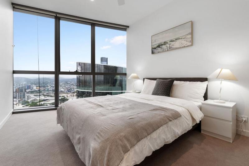 Luxurious 2BR Apt w River View - image 9