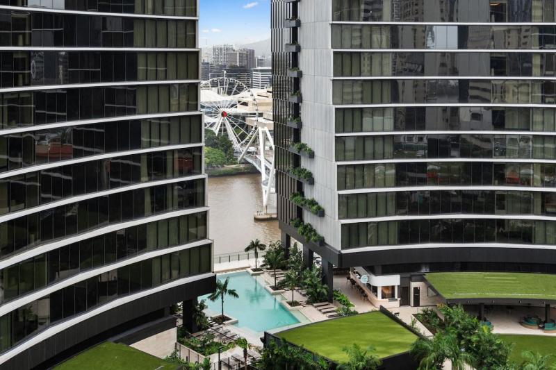 Luxurious 2BR Apt w River View - image 15