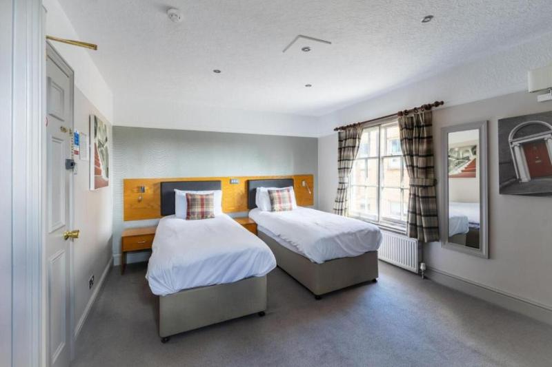 Standard Twin Room image 1
