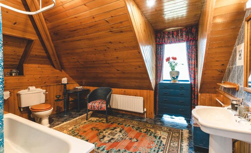 Deluxe Triple Room image 3