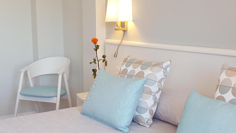 Standard Twin Room image 3