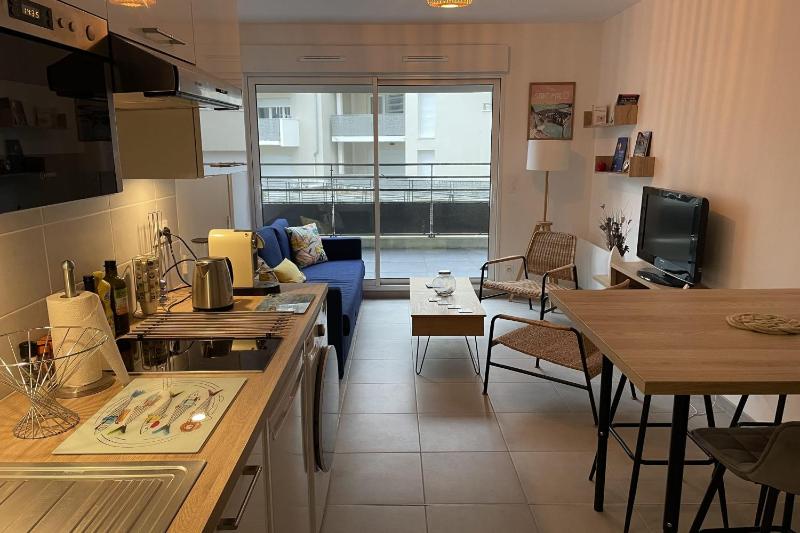 Cozy T2 with balcony near the sea - image 5