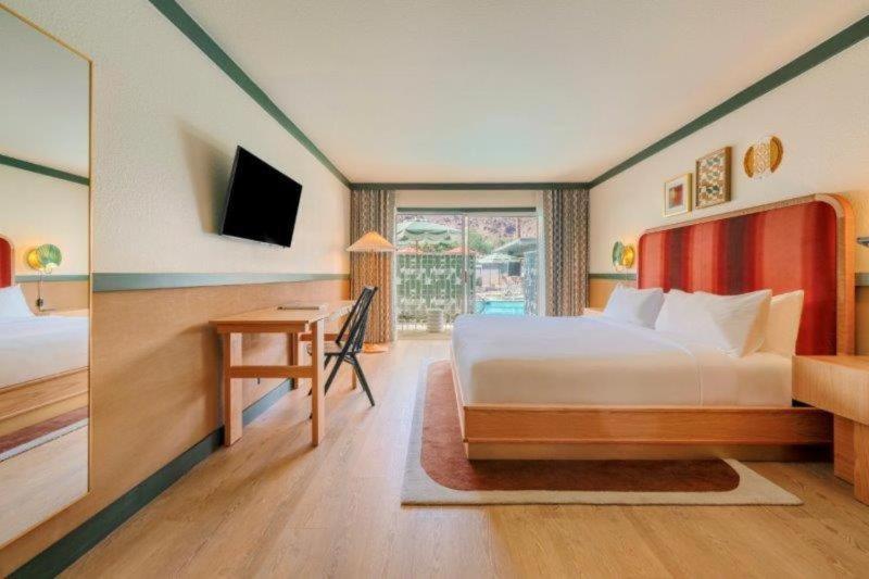 King Room with Pool View image 1