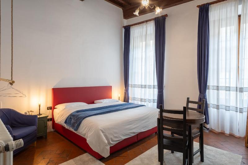 Deluxe Double Room with Balcony image 2