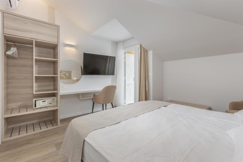 Two-Bedroom Apartment with Balcony and Sea View image 3