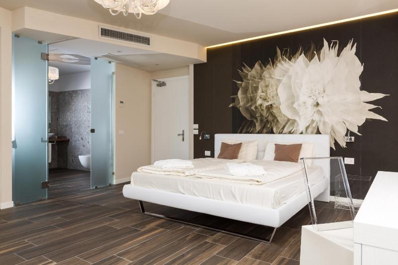 Junior Suite with Balcony (3 Adults) image 2