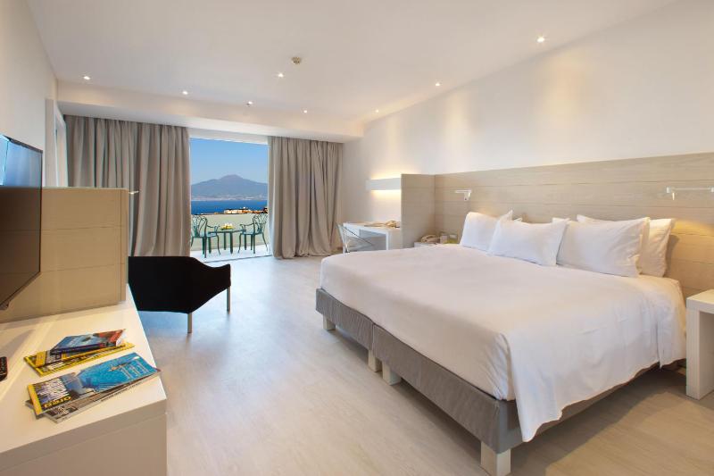 Deluxe King Room with Sea View image 3