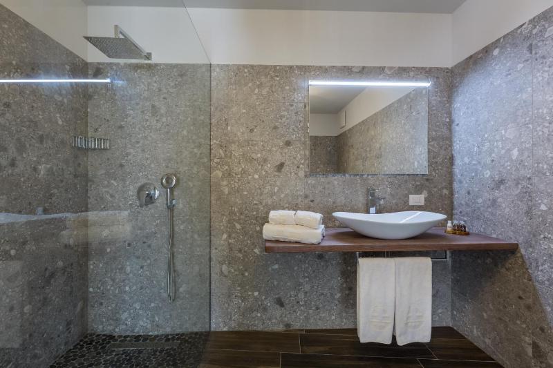 Junior Suite with Balcony (2 Adults) image 4