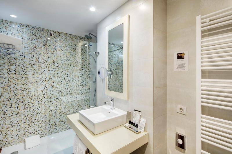 Twin Room image 3