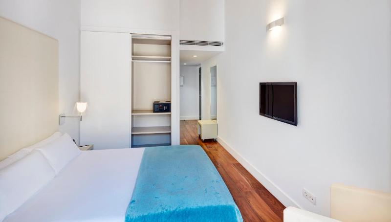 Double Room image 4