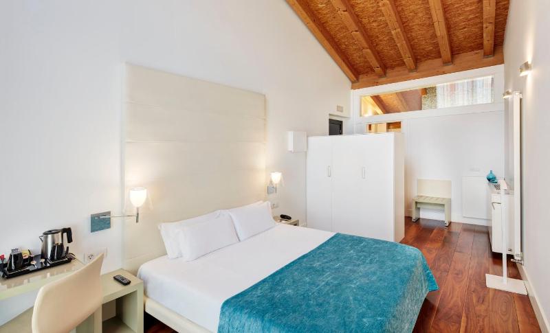 Superior Double Room image 3