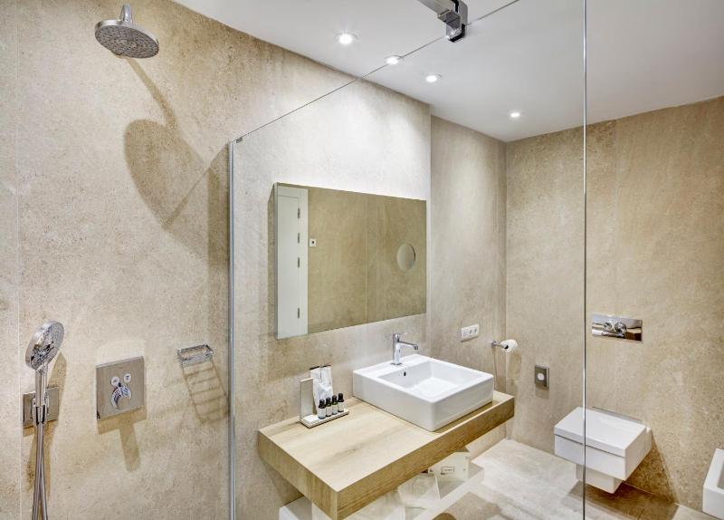 Superior Triple Room image 4