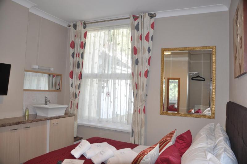 Compact Double Room En-suite with shower image 1