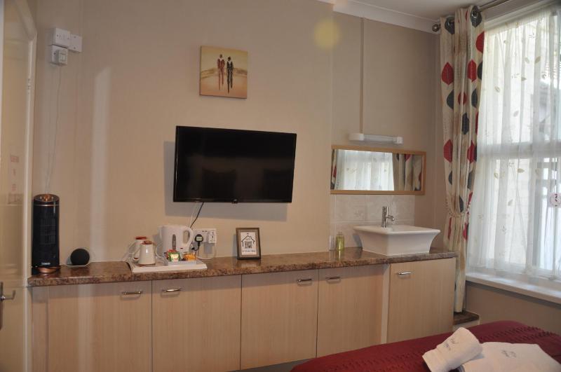 Compact Double Room En-suite with shower image 4