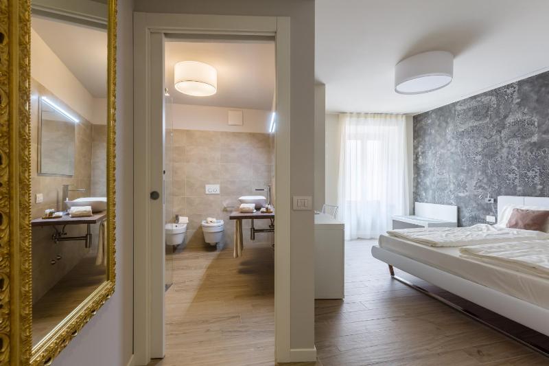 Deluxe Double or Twin Room image 2