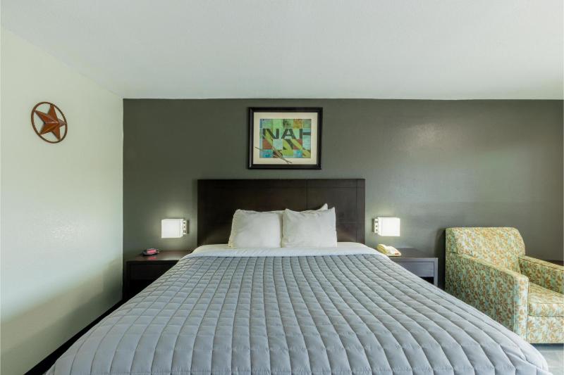 King Bed Non-Smoking image 2