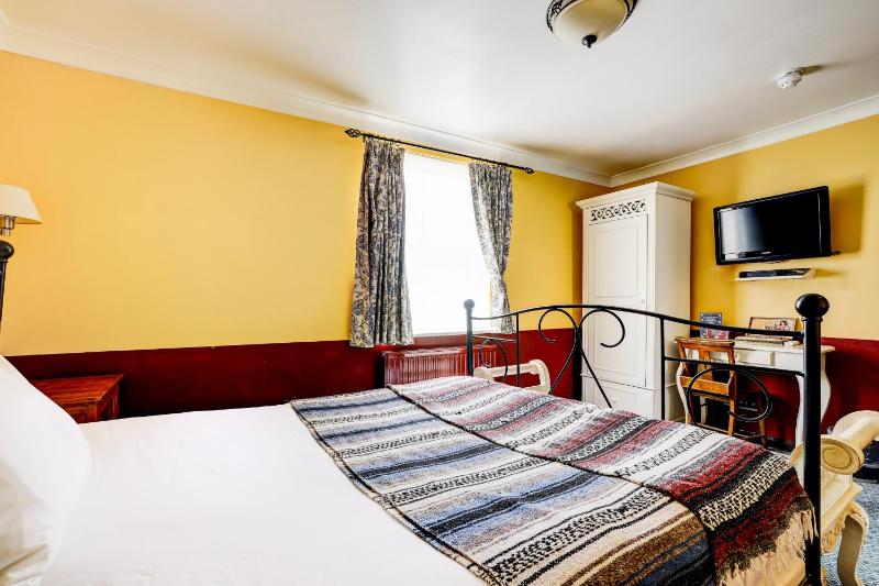 Single Room with Shared Bathroom image 4
