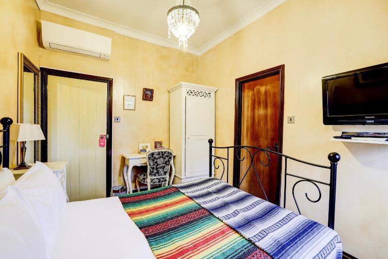 Double Room with Shared Bathroom Facilities image 4