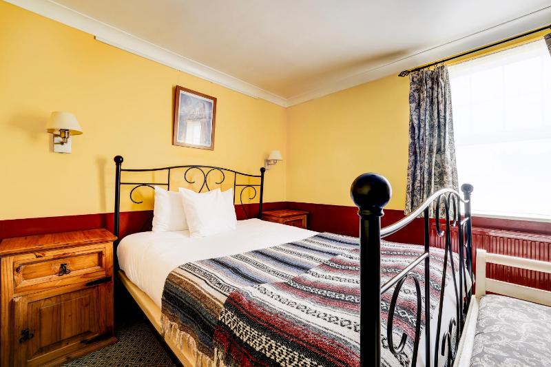 Single Room with Shared Bathroom image 1