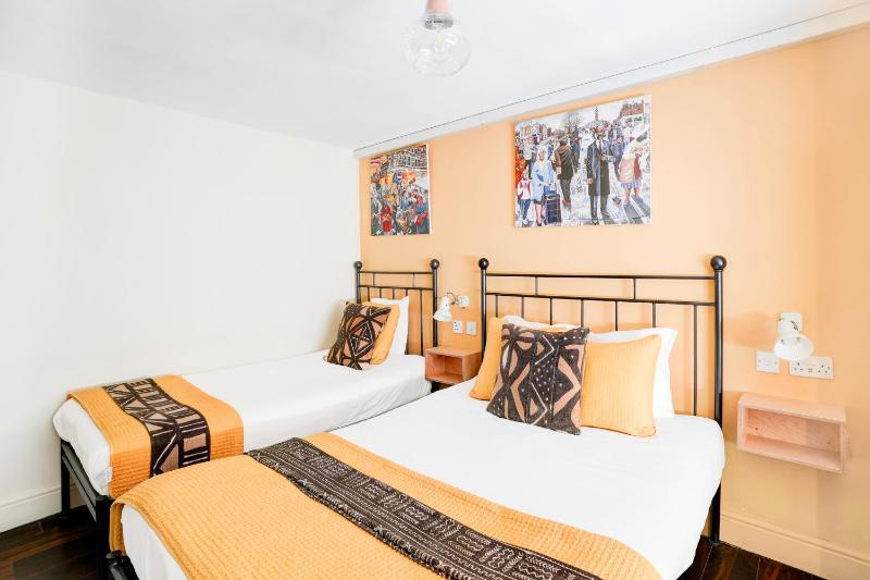 Triple Room with Private Bathroom image 4