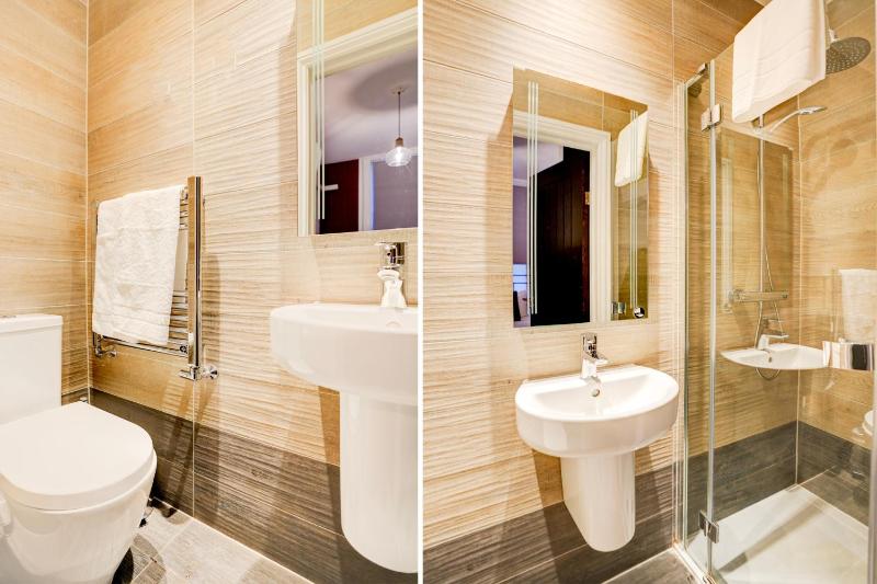 Single Room with Shared Bathroom image 2