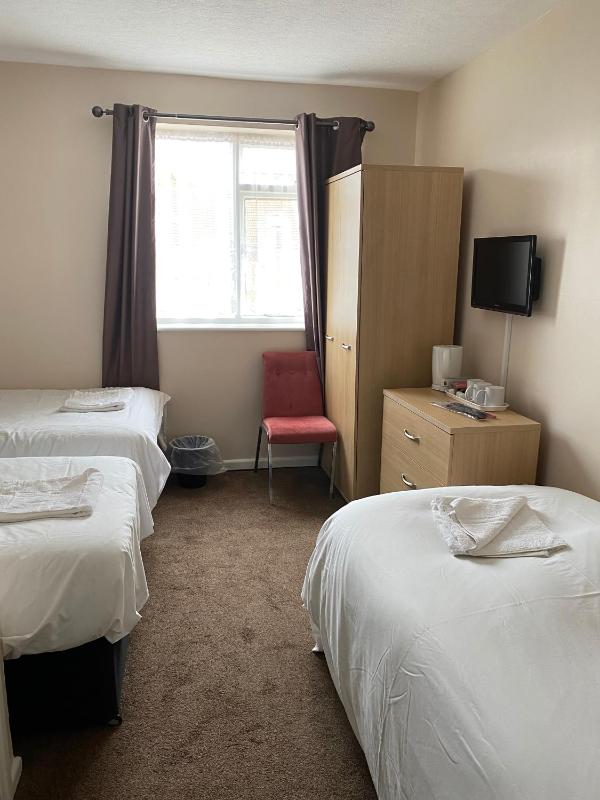 Standard Triple Room image 2
