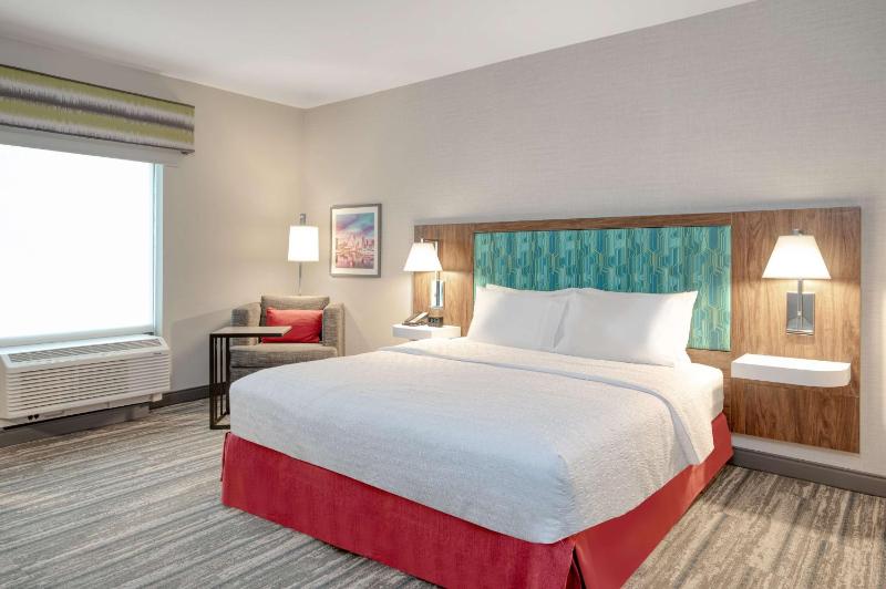 King Room with Roll-In Shower - Mobility and Hearing Access/Non-Smoking image 3
